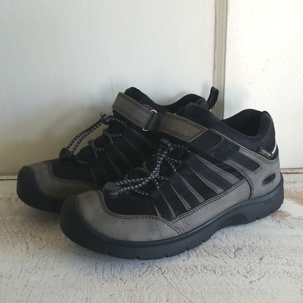 Keen Hikeport 2 boys shoes size 5 youth, waterproof